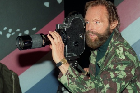 Naturfotograf Sverre M. Fjelstad i aksjon med filmkamera i 1991. Over 100 TV-filmer lagde han for NRK. Arkivfoto: Vemund Hagen / NTB 