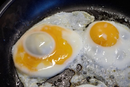 Egg som er fra land utenfor Norge eller Norden bør ikke spises rå og helst varmebehandles helt gjennom før de spises, ifølge Mattilsynet. Hvis ikke er risikoen for salmonella høy, advarer de. Foto: Gorm Kallestad / NTB