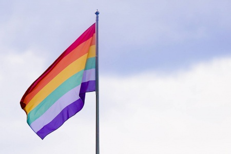 De siste årene har det vært flere hendelser med hærverk på Pride-flagg i Ålesund, skriver Sunnmørsposten. Nå har kommunen bestemt at flagget ikke skal heises på skoler i år. Illustrasjonsfoto: Fredrik Hagen / NTB