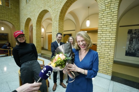 Anniken Huitfeldt (Ap) mottar blomster i forbindelse med at hun er utnevnt som ny USA-ambassadør. Foto: Lise Åserud / NTB