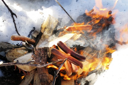 Grilling av pølser på bål har blitt en tradisjon for mange i påsken. Men utgjør grillet mat en stor risiko for helsa? Foto: Gorm Kallestad / NTB