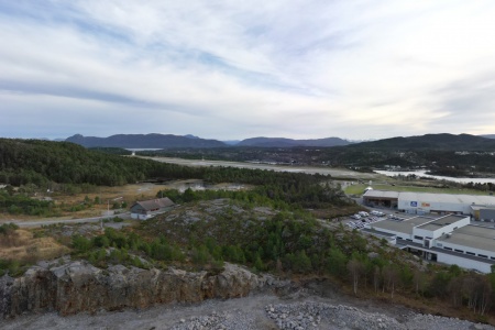 Dronefoto over det planlagte industri- og næringsområdet Løkkemyra handelspark II. Foto: Steinar Melby / NettStudio / KSU.NO
