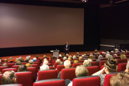 Helse- og omsorgsminister Jan Christian Vestre (Ap) talte til en nesten fullsatt Caroline kino torsdag kveld. Foto: Kurt Helge Røsand / KSU.NO