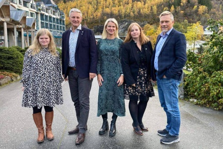 F.v.: Dordi B. Lerum, Henrik Stensønes, Tove Henøen, Lisa Alvestad og Per Ivar Lied. Foto: Senterpartiet