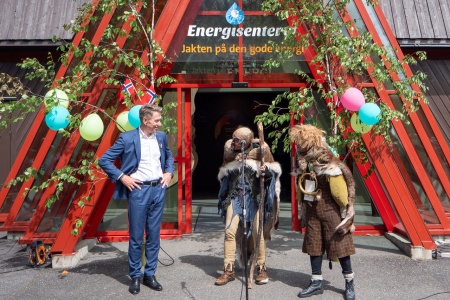 Illustrasjonsfoto av energiminister Terje Aasland som åpner Energisenteret på Hunderfossen sammen med to troll, på jakt etter den gode energi. Aure Arbeiderparti ønsker også å påvirke energiministerens energipolitikk. Foto: Energidepartementet.