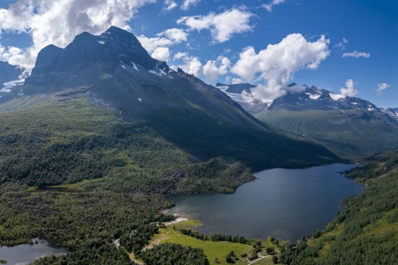 Vinnufonna i Sunndal er også en av breene som er i ferd med å trekke seg tilbake. Fra 2023 til 2024 har brefronten trukket seg tilbake med 25 meter. Dronefoto: Steinar Melby, NettStudio