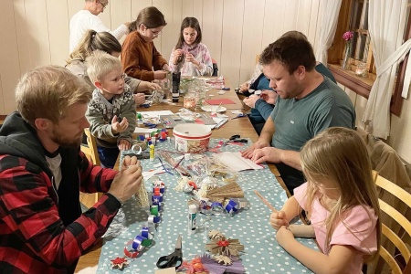 Store og små i skapande aktivitet. Foto: Randi Bøe