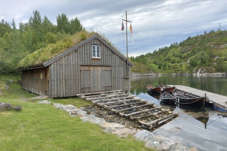 Naust med historiske båter ved Kråksundet Sjøbruksmuseum. Foto: Terje Holm