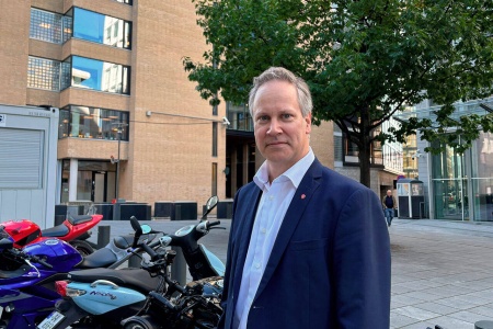 Samferdselsminister Jon-Ivar Nygård er bekymret over ulykkestallene på på motorsykkel. Foto: Eivind Stensrud / Samferdselsdepartementet