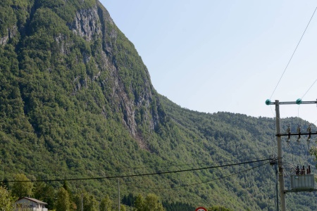 Tydelig spor etter steinspranget fra Møkkelfjellet i Valsøyfjorden 16. juli 2024. Foto: Kurt Helge Røsand / KSU.NO