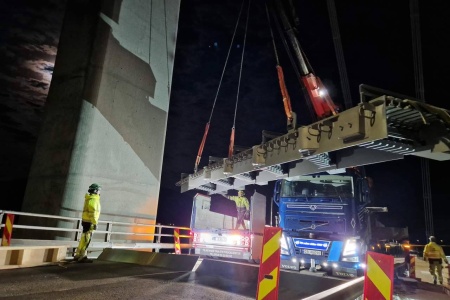 I midten av oktober ble brufugen på cirka 10 tonn heist på plass og sveiset. Natt til torsdag 7. november skal den støpes fast. Consolvo AS er utførende entreprenør for arbeidene. Foto: Statens vegvesen