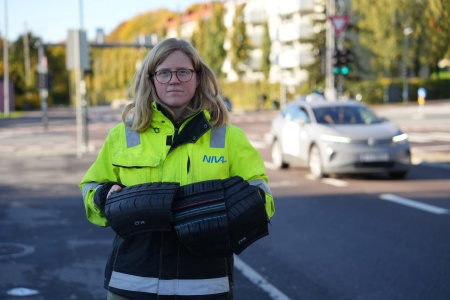 Mikroplastpartiklene fra bildekk sprer seg i vann, jord og luft. Partiklene slipper også ut miljøfarlige stoffer, med potensielt negative konsekvenser for miljø og dyreliv. Foto: Sindre Haugan / NIVA