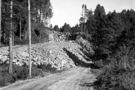 Fra byggingen av «Svenskesvingen» tidlig på 1950-tallet. (Utlånt av Jacob Williamsen)