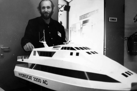 Arne Helseth fra Marine Konstruksjoner viser fram en modell av Hydrocat-båten i siste halvdel av 1980-tallet. (Nordmørsmusea)