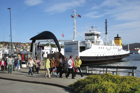 Bremsnesferga var et begrep. Her ser vi «Bjørnsund» ved Devoldholmen siste året med ferge til Bremsnes i 2009. Denne ferga hadde lengst fartstid i sambandet med hele 16 år. Foto: Terje Holm