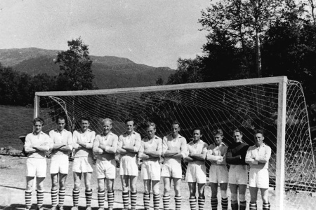 Halsa IL vant 1. divisjon fotball for Nordmøre i 1953. Fra venstre: Magnar Løvik, Magne Gjerstad, Tor Betten, Odd Betten, Asbjørn Løvik, Helge Stolsmo, Egil Røe, Olav Megård, Tor Stolsmo, Ola Stolsmo og Arne Stolsmo. Laget rykket da opp i landsdelsserien og måtte låne gressbanen til KFK i Kristiansund. (Bilde fra Halsa IL)