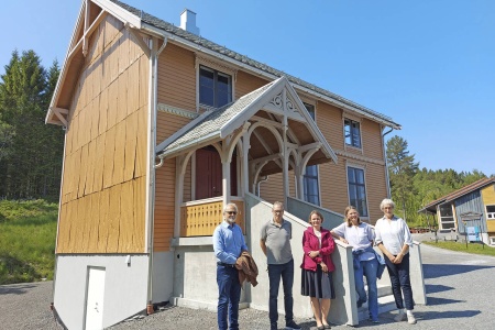 Skolemuseet fikk besøk fra gode støttespillere 16. juni 2023. Fra venstre: Ottar Brage Guttelvik, tidligere fylkeskommunedirektør og nå styreleder for Nordmørsmusea, Alf Stormo, leder i prosjektgruppen, Heidi-Iren Wedlog Olsen, kulturdirektør i Møre og Romsdal fylke, Wenke Greve og Bjørg Bergem fra prosjektgruppen. Foto: Terje Holm