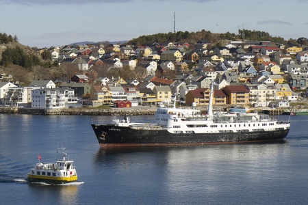 Hurtigruten «Lofoten» møter sundbåten «Angvik» på havna i Kristiansund i mai 2017. Foto: Terje Holm