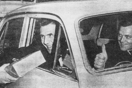 Vaktsjef Ivar Simonsen leverer den livsviktige serumspakken til de to rallykjørerne Johan W. Haraldsen og Aage Bræin. (Bilde fra Vi menn 1964)