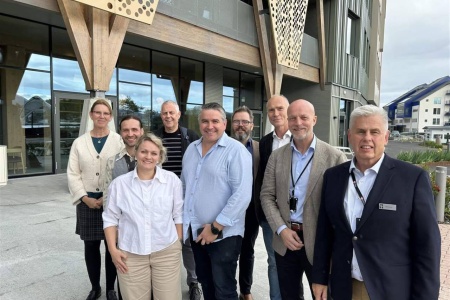 Bak fra venstre: Siv Iren Stormo Andersson, kommunalsjef helse og omsorg Kristiansund kommune, Finn Robert Verlo, rådgiver Helseinnovasjonssenteret, Geir Dagfinn Sylte, adm. dir. Helseinnovasjonssenteret, Roland Mauseth, daglig leder Campus Kristiansund Drift AS og Steinar Kristoffersen, prosjektleder for nye utdanninger ved Campus Kristiansund i Møre og Romsdal fylkeskommune. Foran fra venstre: Trude J. Arntsen, innovasjonsleder Institutt for design, NTNU og Emil Bakke, stedlig leder Institutt for design Gjøvik, NTNU, Ole Jonny Rugset, daglig leder Kristiansund og Nordmøre Næringsforening, Jøran Gården, daglig leder Høgskolesenteret. Foto: Odd Sigbjørn Tvestad / Møre og Romsdal fylkeskommune