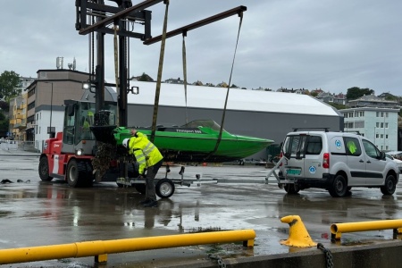 Båten som ble hevet og tatt i land på Devoldholmen i Kristiansund. Foto: Kristiansund og Nordmøre Havn.