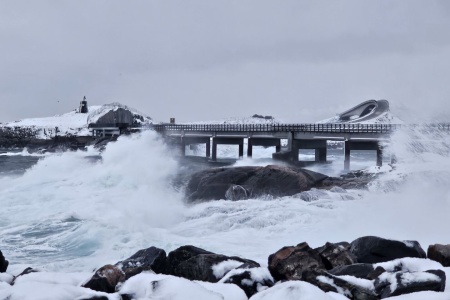 Det blåser kraftig og er relativt stor sjø ved Atlanterhavsveien i dag. Det er ventet at bølgehøyden skal stig utover formiddagen. Foto: Steinar Melby, KSU.NO