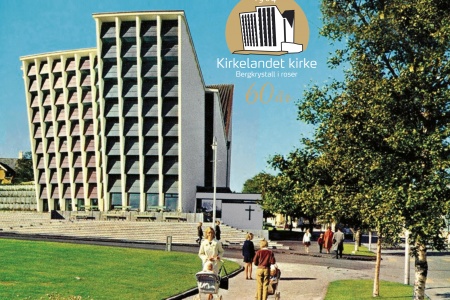 Med sin moderne arkitektur fikk Kirkelandet kirke en oppmerksomhet i bybildet. Her er et postkort fra siste halvdel av 1960-tallet sammen med den nye jubileumslogoen designet av Terje Holm.