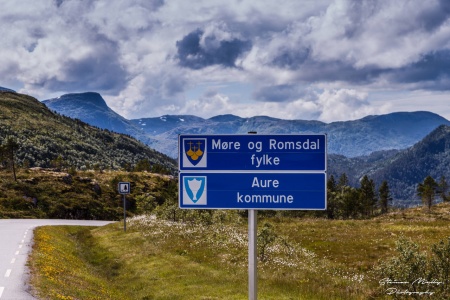 To av tre Aurgjellinger ønsker at Aure fjernes fra dette skiltet og at det plasseres lenger sør i fylket. Foto: Steinar Melby / KSU.NO