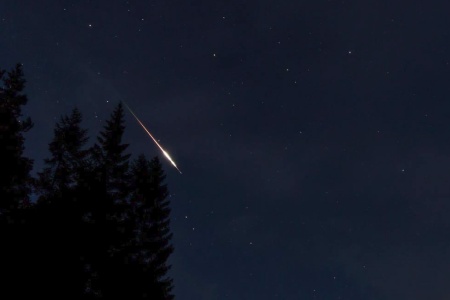 Et blinkskudd av meteorsvermen Perseidene fra Aspøya på Nordmøre. Foto: Stein Watten