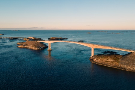 Atlanterhavsveien med Storseisundbrua og Hulvågbrua. Dronefoto: Steinar Melby, NettStudio