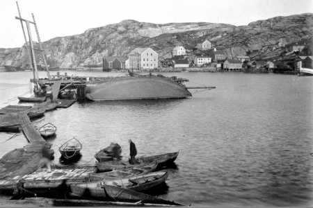 Kjølhaling av engelsk seiltråler på Kranaskjæret.