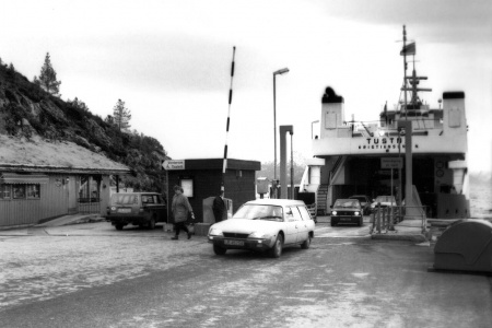«Tustna» ved Seivika ferjekai i 1990. Foto: Stein Sættem