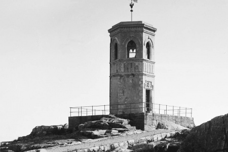 Det første Vardetårnet i mur fotografert på 1920-tallet. Foto: Nordmøre museum fotosamling