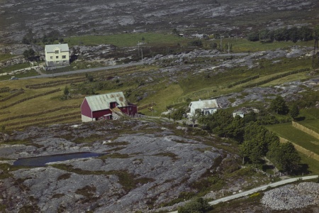 Eikremgården i Haukvikenga, på Løkkemyra i Kristiansund, anno 1962. Foto: Widerøes Flyveselskap AS