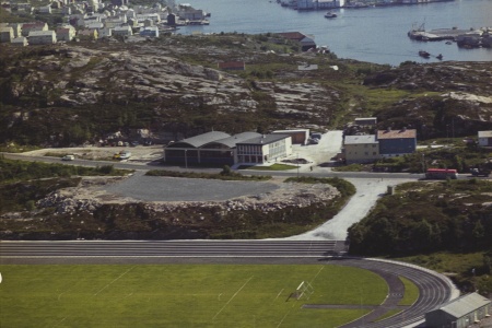 Atlanten Stadion, Bilgården og Stortua i Kristiansund anno 1962. Foto: Widerøes Flyveselskap AS