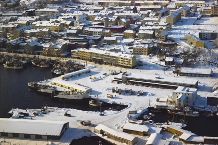 Kristiansund havn med Devoldhomen og Rutebilstasjonen og ei travel Vågekai. Foto: Widerøes Flyveselskap AS