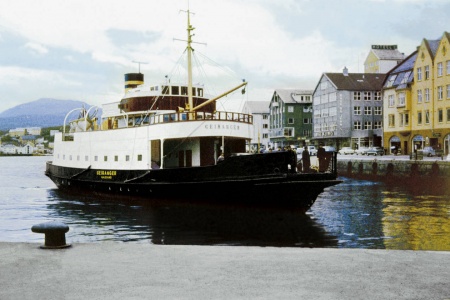 «Geiranger» på vei inn mot ferjekaia innerst ved Vågekaia. (Foto: Ola M. Hilstad)