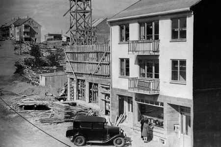 Oddstøl sitt nybygg i Haugggaten ble tatt i bruk i 1947. Forbipasserende studerer vindusutstillingen av radioapparater. (Foto fra Oddstøl sin jubileumsbok)