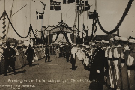 Kong Haakons ankomst ved Piren på havna i Kristiansund, under hans kroningsreise i 1906. Postkortbilde fra Nasjonalbiblioteket. Utgiver: Mittet & Co. AS