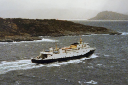 Fjordferja «Veøy» i rute ut Sørsundet i Kristiansund. (Foto: Eivind Rodlie)