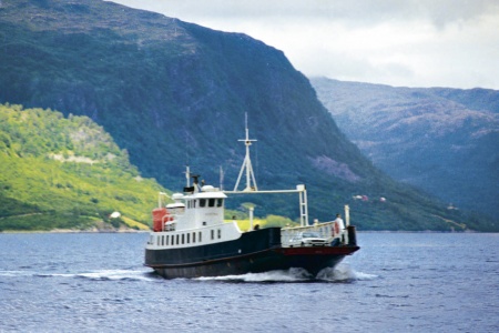 «Vestra», tidligere «Trygge», i rute Aresvik-Hendset på 1980-tallet. (Foto: Arve Jenssen)