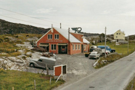 Erling Winjes bygg på Løkkemyra først på 1960-tallet med den karakteristiske Austin-logoen. (Bilde utlånt av Erling Winje)