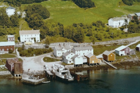 Det gamle miljøet ved Kvanne ferjekai er bevart og danner i dag en historisk ramme ved Stangvikfjorden. (Bilde fra Nordmøre museum)