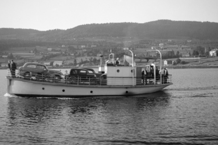 Bilferja Arnljot. Til venstre: Chevrolet 1937-modell (info: Ivar Stav). Fra Sverdrupsamlingen ved Nordmøre museums fotosamlinger.