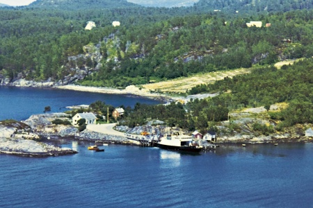 B/F «Averøy» ved ferjekaia i Kvisvika. (Bilde utlånt av Terje Holm)